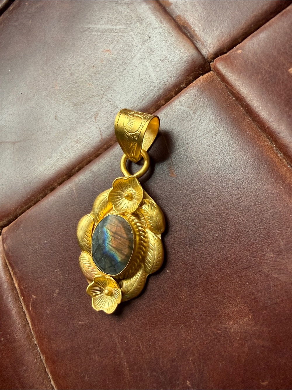Gold Floral Oval natural flash labradorite Pendant Necklace - NWOT